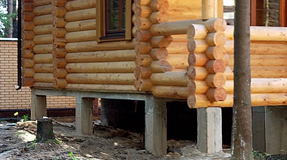 Как необходимо ухаживать за фундаментом деревянного дома